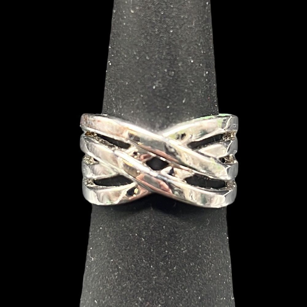 EDCO Tapered Wide Ring Woman’s Size 7 Silver Tone Base Metal Fashion Jewelry